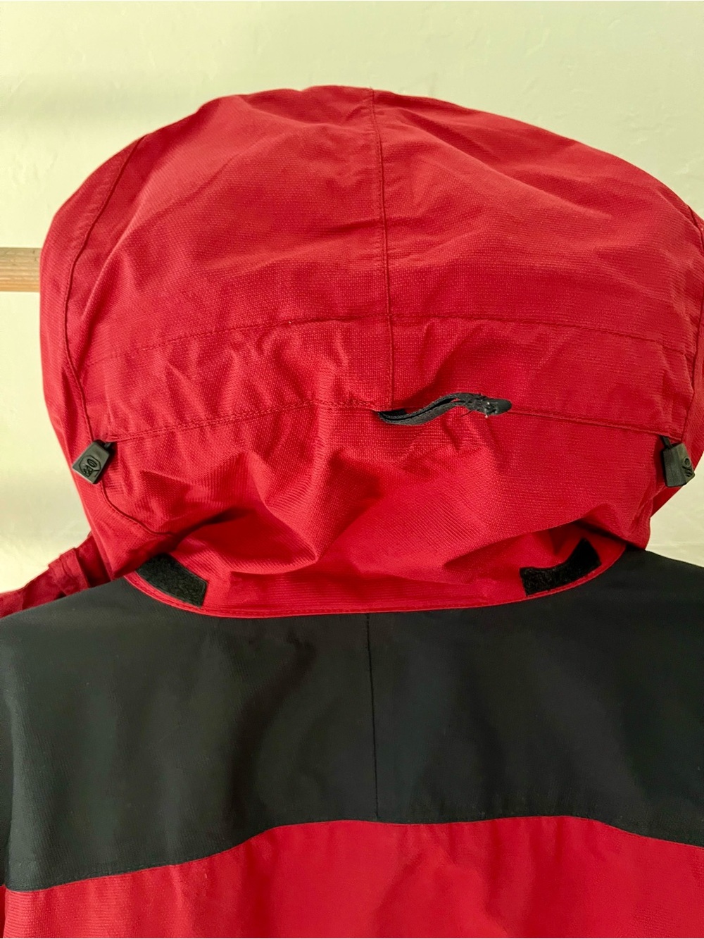 Mountain Hardwear Men’s Red and Black Waterproof Hooded Snow Jacket - Picture 10 of 13